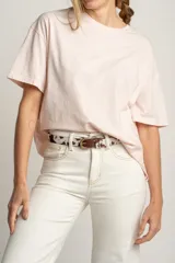Cinto de cuero con estampado de vaca y hebilla dorada.
