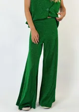 Pantalón oxford negro con lurex, tiro alto y corte acampanado.