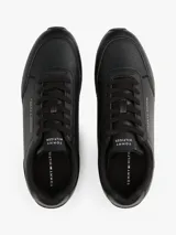 Zapatillas Tommy Hilfiger de cuero sintético negro, con logo en el lateral y suela de goma.