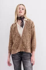 Cardigan celeste de tejido de punto con lentejuelas en el frente, calce relajado y mangas largas. Tejido con terminaciones en punto rib.