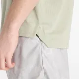 Remera deportiva color verde claro, de corte clásico y mangas cortas. Cuenta con el logo de New Balance estampado en el pecho.