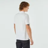 Remera polo blanca de piqué de algodón con estampado de pequeñas figuras negras.
