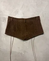 Shorts de gamuza color marrón oscuro, de tiro alto, con cordones cruzados a los costados a modo de ajuste o decoración.
