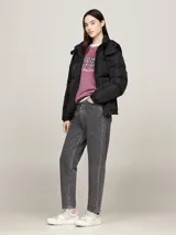 Zapatillas urbanas Tommy Jeans de corte bajo, con exterior de piel en tonos blanco, gris y beige. Presentan suela gruesa de goma, cordones y logo de la marca en el lateral y el talón.