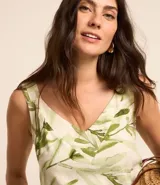 Blusa sin mangas confeccionada en viscolino con escote en V, breteles finos drapeados y estampado de follaje.