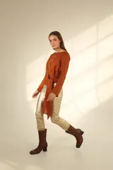 Blusa rosa de lino con corte asimétrico y lazo en la cintura.