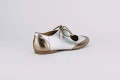 Zapatos tipo ballerina de cuero metalizado plateado y dorado, con amarre delicado en la capellada.