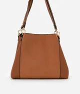 Bolso grande tipo tote confeccionado en PU color marrón, con correa de hombro y bolsillo frontal con cierre.