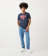Remera azul de manga corta con cuello redondo y estampado del logo de Superman en el pecho.