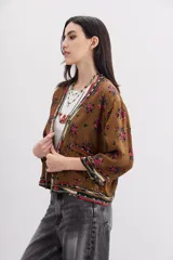 Kimono corto hasta la cadera en color beige, con mangas 3/4, estampado floral y lentejuelas bordadas.