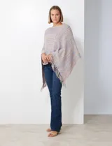 Poncho de tejido suave, color crudo con hilos multicolores que generan un efecto jaspeado en tonos pastel (rosa, celeste, lila). Presenta un diseño asimétrico con cuello redondo y terminación en flecos largos en el ruedo.