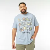 Camiseta celeste de manga corta con cuello redondo y estampado de figuras humanas de colores al estilo de Keith Haring.