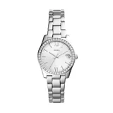 Reloj Fossil modelo Scarlette Mini de acero plateado con bisel adornado con cristales. Tiene esfera plateada con efecto rayos de sol, números romanos en las posiciones de las 12 y las 6, y fechador a las 3.