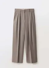 Pantalón negro de tiro alto con diseño wideleg, trabillas, tejido mezcla de lana, cierre delantero de botón, gancho y cremallera, detalle de pinzas, dos bolsillos laterales, diseño largo, forro interior y bolsillo de ribete en la parte posterior.