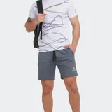 Short deportivo Le Coq Sportif color gris oscuro, con cintura elástica y cordón ajustable negro. Presenta el logo del gallo en blanco en la parte inferior izquierda.