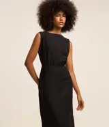 Vestido midi negro sin mangas, confeccionado en crepé con espalda descubierta y cierre trasero con cremallera. Ajuste entallado en la parte superior y falda recta con abertura lateral. Largo midi.