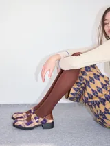 Zapato guillermina negro de cuero con punta cuadrada, correa fina regulable con hebilla color bronce y taco de 4cm.