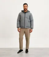 Campera deportiva azul marino con capucha ajustable, cuello alto, cierre frontal con cremallera y bolsillos laterales con cremallera.