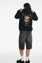 Canguro negro de corte holgado con capucha forrada, bolsillo tipo canguro y estampa frontal del logo de la banda Metallica en color blanco.