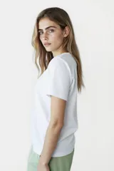 Remera color marrón con cuello redondo y mangas cortas.