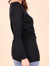 Buzo deportivo negro de manga larga y cuello redondo.