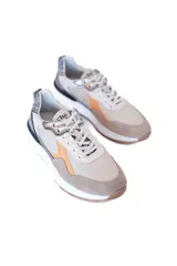 Championes urbanos color gris con detalles en animal print y terracota. Confeccionados en cuero natural y textil, con plantilla acolchada de cuero y suela con ligera elevación.