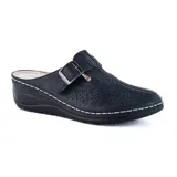 Zapato casual Korium Confort Marie color gris topo, con capellada calada, hebilla decorativa y plataforma baja.