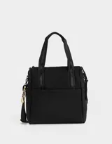 Cartera shopper negra de tela deportiva con doble asa corta estampada, correa regulable y desmontable, cierre superior con puller de goma y charm lateral.