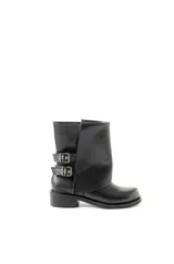 Botas de cuero negro con caña baja, botamanga y hebillas laterales.