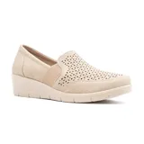 Zapato casual Korium Confort Thia 491 de mujer, color negro, con elásticos laterales, capellada con perforaciones y taco bajo.