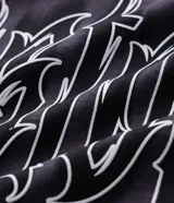 Remera de algodón color negro, corte regular, cuello redondo y manga corta. Presenta un estampado localizado con lettering "Burn Inside" al frente y un diseño gráfico denominado "Dystopia" en la espalda.