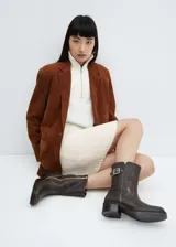 Minifalda color crema de punto con textura, tiro medio, diseño recto y cintura elástica.