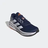 Championes Adidas Questar 3 de running, color azul marino con detalles en gris y blanco. Cuenta con amortiguación Bounce y plantilla Cloudfoam Plus.
