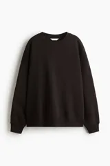 Buzo de tejido liso color marrón oscuro, con cuello redondo, hombros caídos y puños y bajo acanalados.