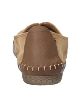 Alpargatas RKF Laurie color ladrillo de cuero suede con tachas metálicas y suela de goma antideslizante.