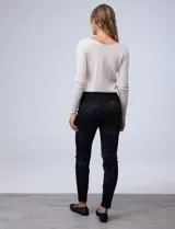 Legging de corte slim con estampado animal print tonal en color negro. Presenta un diseño combinado con paneles laterales lisos y cintura elástica tipo pull-on. Confeccionada por la marca Zac & Rachel.