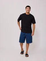 Remera negra de corte holgado confeccionada en algodón.