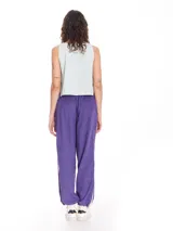 Pantalón tipo parachute con diseño colorido y ajuste elástico en la cintura.