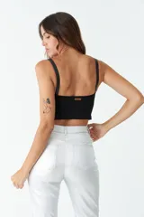 Top plateado con escote en V y tirantes finos.