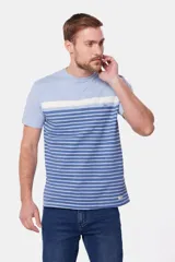 Remera celeste con rayas horizontales blancas y azules.