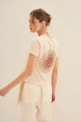 Remera color crema de algodón con estampado de sol en la espalda.