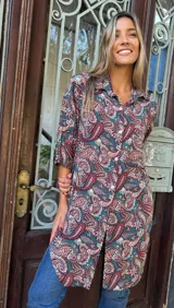 Camisa larga con estampado paisley en tonos azul, rojo y blanco.
