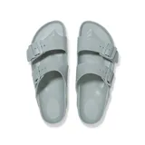 Sandalias Birkenstock Arizona EVA color verde salvia, con dos correas ajustables con hebilla y plantilla anatómica. Modelo estrecho.