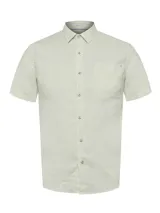 Camisa de manga corta RKF modelo Linenshort, color verde claro, confeccionada en lino orgánico. Tiene cuello clásico, cierre con botones, bolsillo en el pecho y calce regular.