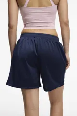 Short deportivo color bordó de tela satinada con cintura elastizada, bolsillos laterales y franja lateral blanca.