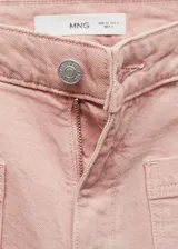 Jeans de corte recto y tiro alto, color rosa claro, con terminaciones sin dobladillo.