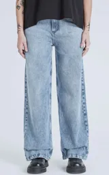 Pantalón de denim celeste con lavado gastado, corte wide leg y cinco bolsillos.