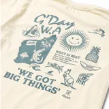 Remera color beige claro con estampado pequeño en el pecho izquierdo con la inscripción "G'Day W.A. Roark".