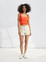 Short de jean blanco con terminación desflecada.