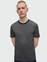 Remera de manga corta color gris con microestampado y cuello redondo con ribete negro y blanco.